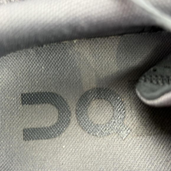 On Cloud Women's lightweight Lace Up Running Shoe size 9 - Picture 9 of 10